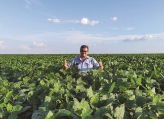 Izak behaal ’n kolskoot met sojabone
