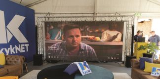 Bekendes kuier saam in die wit tent