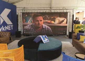 Bekendes kuier saam in die wit tent