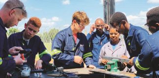 Opgeleide ambagslui gesog op plase