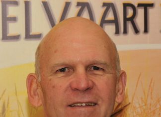 Met kundigheid en kalmte loop hy voor