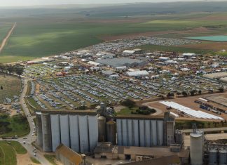 ’n Fees van KLEURE, GEURE en LANDBOU-OPWINDING