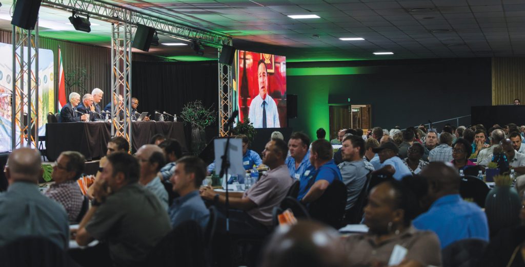 MINISTER GEE hoop tydens Graan SA se Kongres