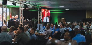 MINISTER GEE hoop tydens Graan SA se Kongres