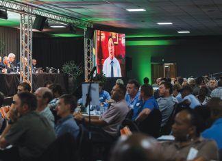 MINISTER GEE hoop tydens Graan SA se Kongres