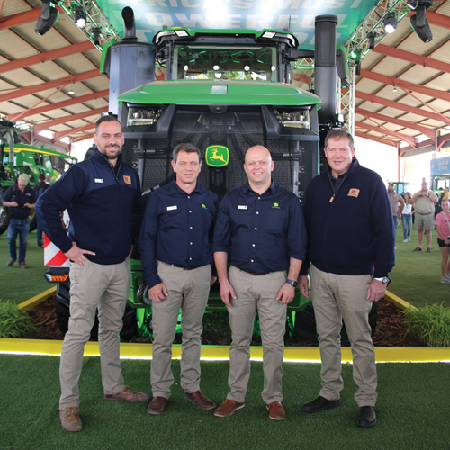 JOHN DEERE WYS WEER SY UNIEKE GROEN